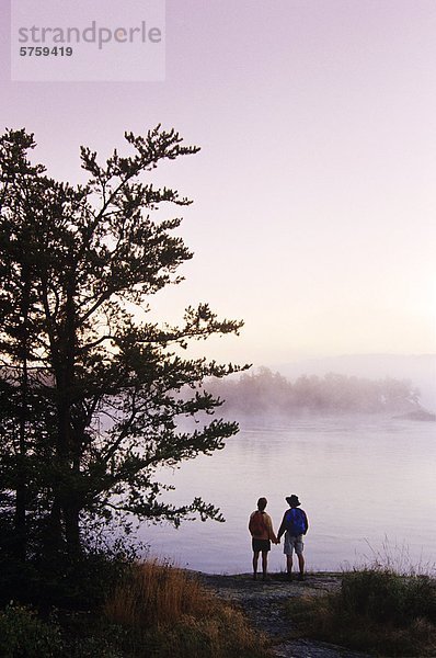 Paar Wandern entlang Winnipeg River  nahe Pinawa  Manitoba  Kanada.