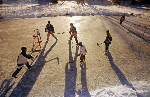 Junge - Person Außenaufnahme Eisbahn Hockey spielen