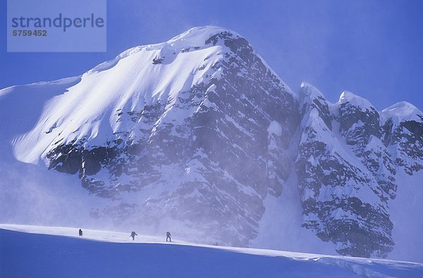 Drei Skifahrer nähert sich Kitnayakwa Peak im Howson Range  Coast Mountains  British Columbia  Kanada.