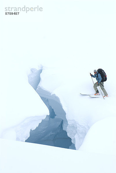 Ein ehemaliger Begegnungen eine Gletscherspalte während der weiß-Out Navigation entlang der Leduc-Gletscher in der Nähe von Stewart  Yukon  Kanada.