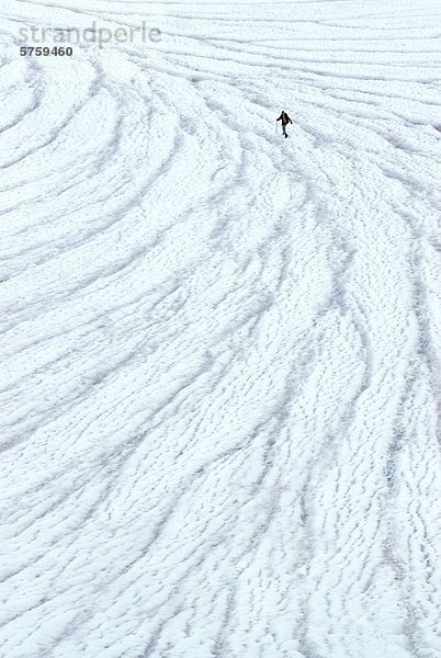 Ein Bergsteiger Wandern auf Kokanee Gletscher  Kokanee Glacier Provincial Park  Kootenays  British Columbia  Kanada.