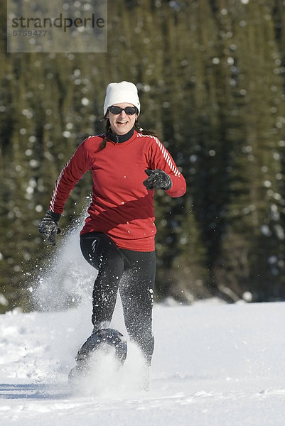 Frau mittleren Alters Schneeschuhwandern in Pulver  Sun Peaks Resort  British Columbia  Kanada.