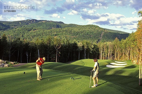 Junges Paar  Golfen am Mont Tremblant Resort  nördlich von Montreal  Quebec  Kanada.