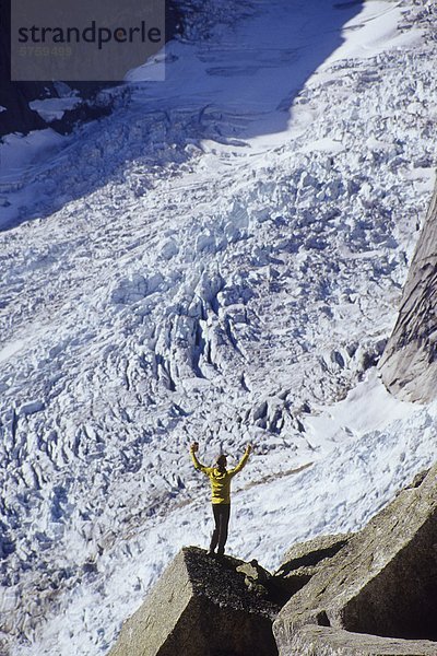ein junger Mann  genießen die Aussicht auf den Fuß eines Gletschers in der Bugaboo Range  British Columbia  Kanada.