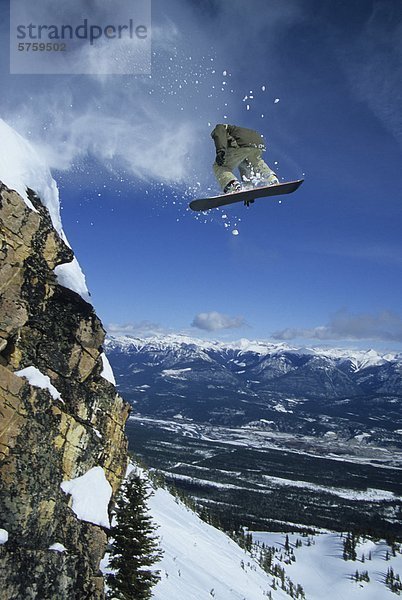 Mann Snowboard nehmen Steilküste springen Urlaub jung hoch oben neu