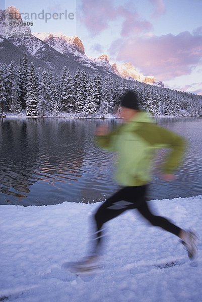 eine junge Frau Trail-Läufer im Winter auf Neuschnee in Canmore  Alberta  Kanada.
