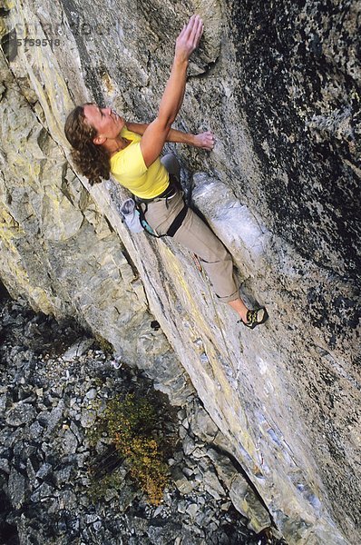 Frau Flying Clipper  5.12 c Klettern. Große weiße Wand  Skaha Bluffs. Penticton  Britisch-Kolumbien  Kanada.