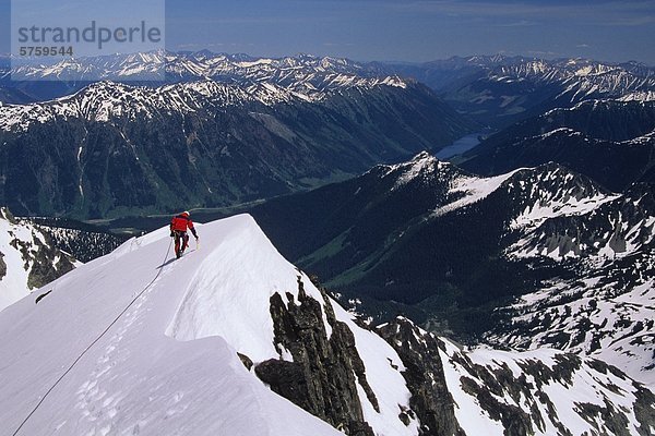 Ein Kletterer Position aus den Gipfel des Mount Matier  Joffre Lakes Provincial Park  British Columbia  Kanada.