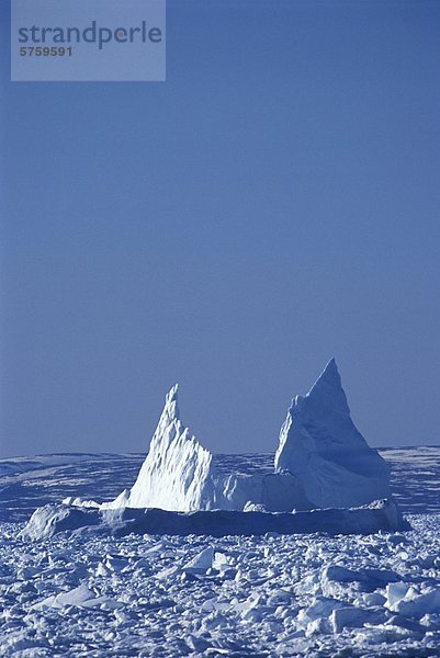 nahe Eisberg Hafen Boot Eis Labrador groß großes großer große großen Neufundland Kanada Meerenge