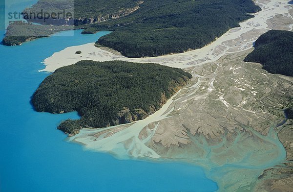 Luftbild von Llewellyn Gletscher Schmelzwasser in Atlin Lake  Atlin Provincial Park  British Columbia  Kanada.