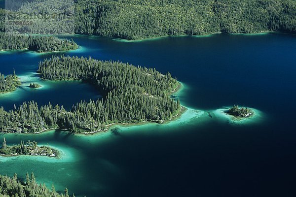 Luftbild des Sees in der Nähe von Atlin  Britisch-Kolumbien  Kanada.