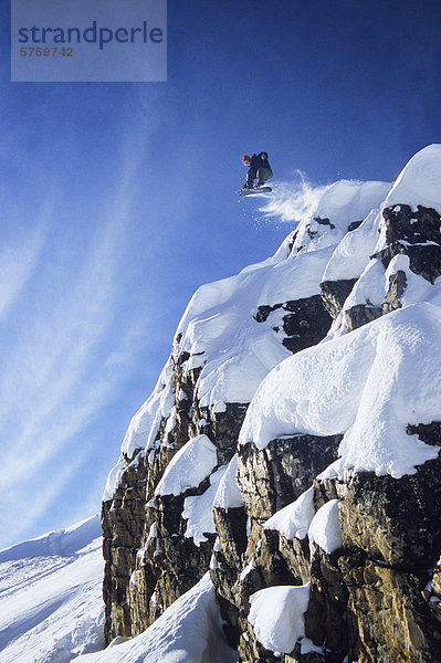 Mann Snowboard treten groß großes großer große großen Urlaub Himmel unbewohnte entlegene Gegend jung bekommen