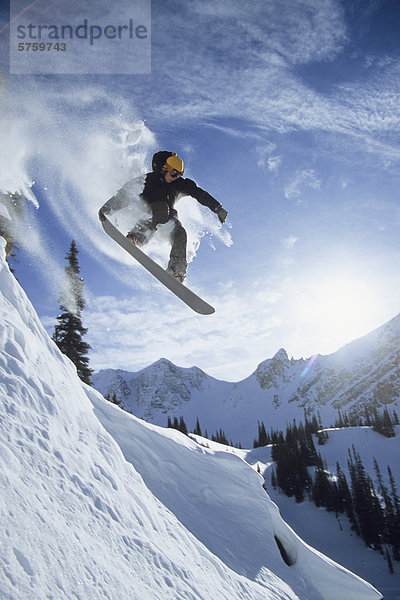 Snowboardfahrer fangen Steilküste Himmel unbewohnte entlegene Gegend