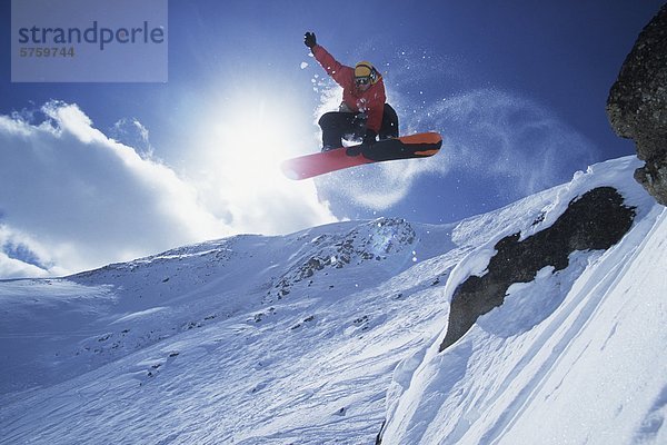 Ein Snowboarder fangen Luft am Resort in Lake Louise  Alberta  Kanada.