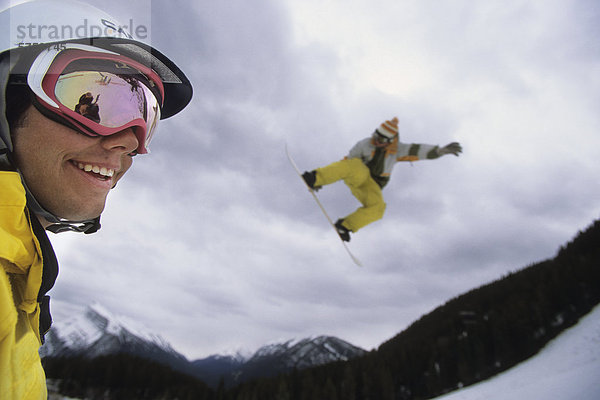 Freunde genießen eine große Winter Tag Snowboarden am Mount Norquay Resort  Banff  Alberta  Kanada.