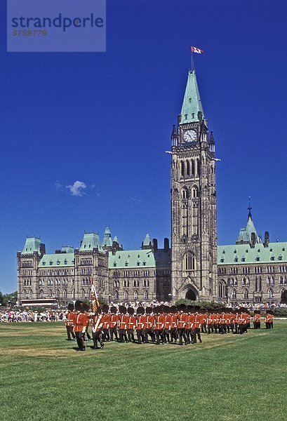 Ändern der Guard-Zeremonie auf dem Parlamentsgebäude  der Hauptstadt von Kanada  Ottawa  Ontario  Kanada.