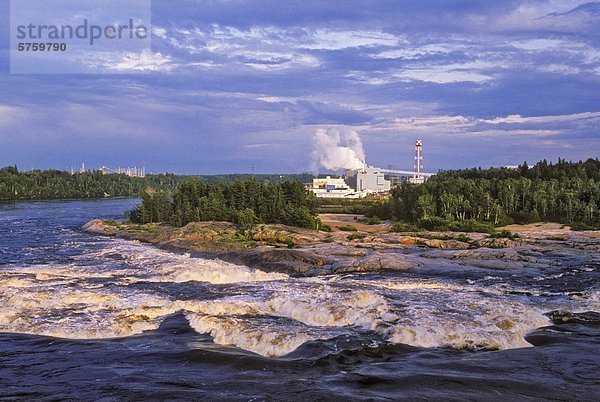 Mistassibi River fließt vorbei an Zellstoff- und Papierwerk in der Region Saguenay-Lac-Saint-Jean in der Nähe von Dolbeau  Québec  Kanada.