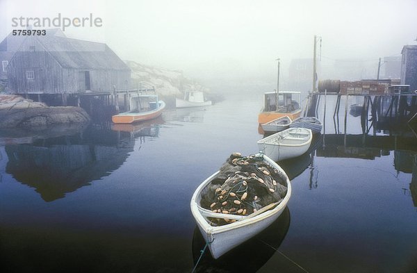 Morgen Nebel Netz angeln Fokus auf den Vordergrund Fokus auf dem Vordergrund Gewölbe Kanada Dory Nova Scotia Neuschottland