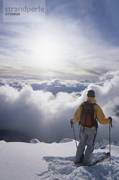 Mann wieder Land Skifahren am Mount Mackenzie  Revelstoke  Britisch-Kolumbien  Kanada.