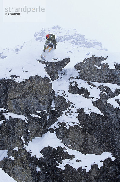 Man Snowboard Klippe  Sunshine Village  Alberta  Kanada.