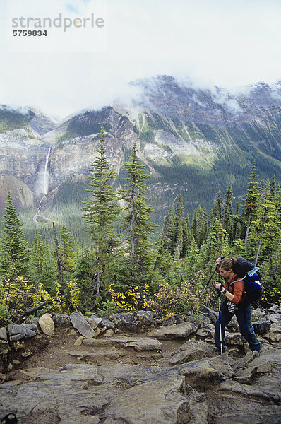 Frau Wandern durch Yoho Nationalpark  Britisch-Kolumbien  Kanada.