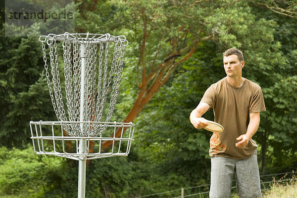 Mann aufstellen mit Frisbee während einer Runde von Disc-Golf  in der Nähe von Victoria  British Columbia  Kanada