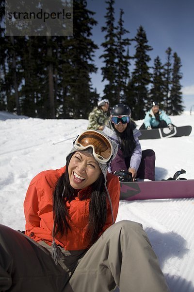 Vier Frauen Snowboard für die erste Zeit  Whistler  British Columbia  Kanada.