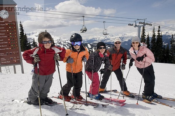 Familie genießen einen Tag Skifahren  Whistler  British Columbia  Kanada.