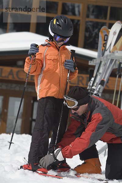 Vater Schnallen seine Söhne Bindungen  Whistler  British Columbia  Kanada.