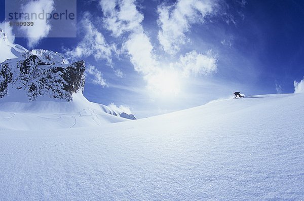 Mann  Snowboarden in der nördlichen Selkirk  British Columbia  Kanada.
