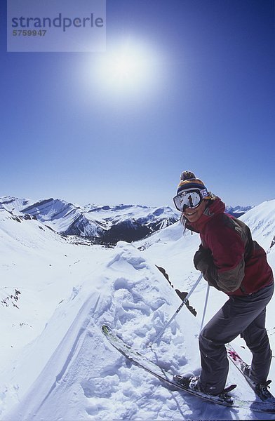 Frau Skifahren im Hinterland von Lake Louise  Alberta  Kanada.