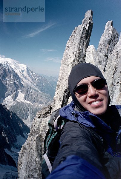 35 Jahre alten asiatischen auf Berg Fassade während des Aufstiegs der Petite Aiguille Verte. Französische Alpen