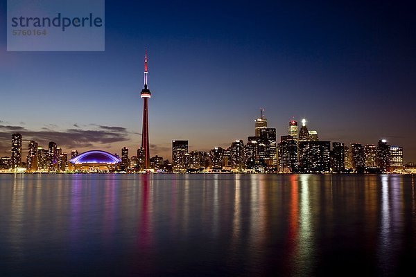 Toronto Skyline bei Nacht vom Center Island  Toronto  Ontario  Kanada.