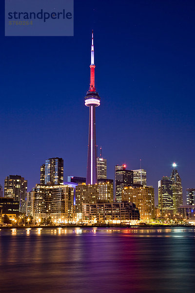 Toronto Skyline bei Nacht gesehen aus Island Airport  Ontario  Kanada.