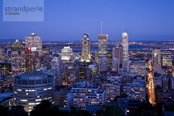 Ansicht von Montreal in der Nacht vom Mont Royal  Montreal  Quebec  Kanada.