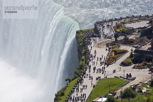 Ansicht des Horseshoe Falls trennen von Skylon Tower  Niagara Falls  Ontario  Kanada.