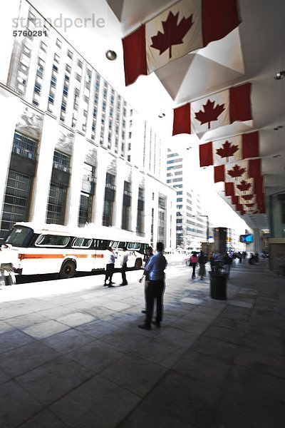 Erste Canadian Place und Bay Street im Bankenviertel in der Innenstadt von Toronto  Ontario  Kanada.