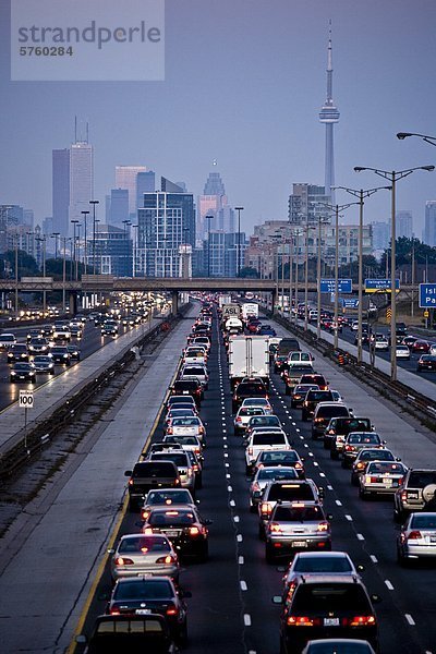 Rush Hour Traffic auf QEW (Queen Elizabeth Way) und Skyline von Toronto  Toronto  Ontario  Kanada.