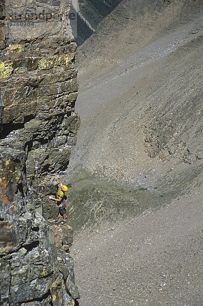 Ein junger Mann  Klettern die kardiale Arete in der Grand Sentinel  Alberta  Kanada.