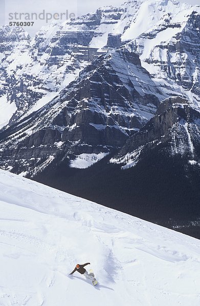 junger Mann Backcountry Snowboarden in Lake Louise  Alberta  Kanada.