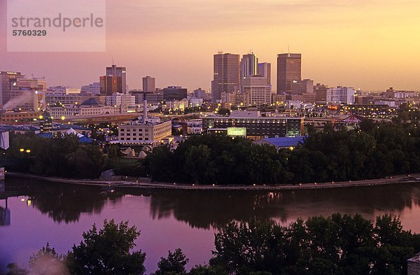Der Red River und die Skyline der Innenstadt  Winnipeg  Manitoba  Kanada.