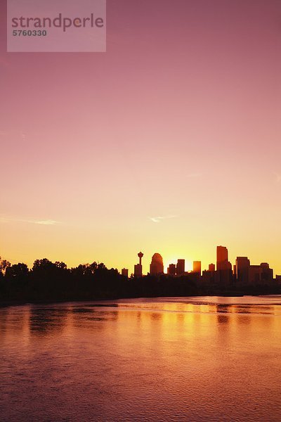 Calgary Tower  die Skyline der Stadt und den Bow River bei Sonnenuntergang  Calgary  Alberta  Kanada