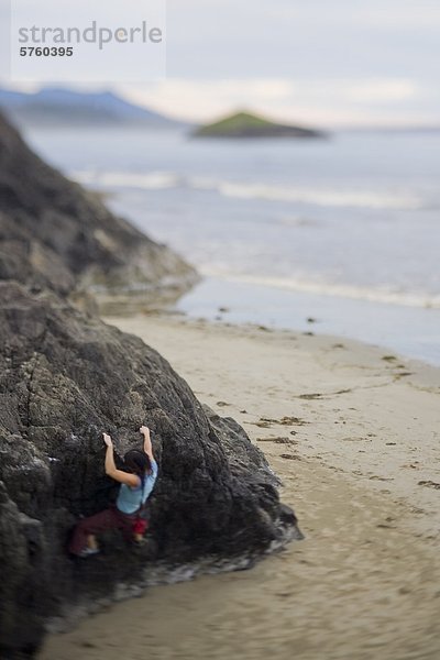 Eine junge Frau Bouldern Oceanside in Tofino  Vancouver Island  British Columbia  Kanada