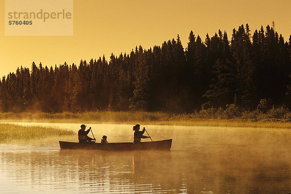 Familie Kanu  Whiteshell River  Whiteshell Provincial Park  Manitoba  Kanada