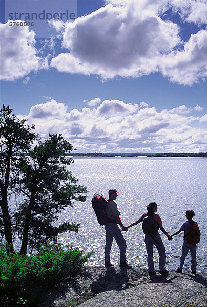 Familie Wandern entlang der Klippe genießen die Aussicht  Big Whiteshell Lake  Whiteshell Provincial Park  Manitoba  Kanada