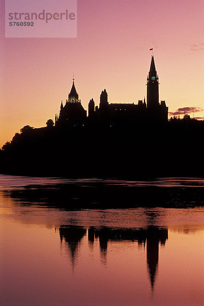 Sonnenaufgang über Silhouette Parlamentsgebäude und Ottawa River  Ottawa  Ontario  Kanada