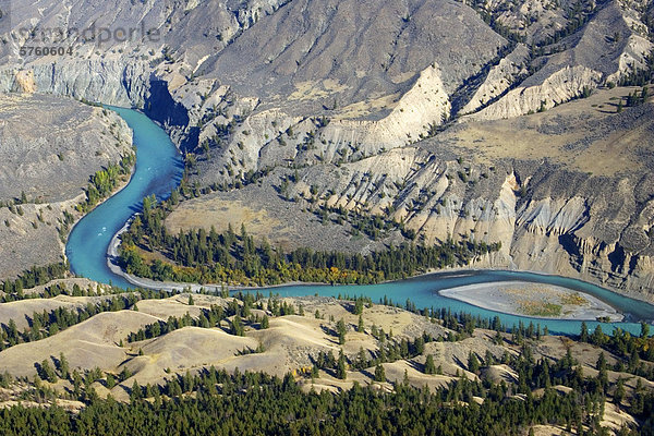 Luftbild der Chilcotin River und Grasland im Herbst von British Columbia  Kanada