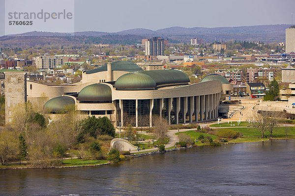 Kanadische Museum der Zivilisation am Ufer des Ottawa River in Gatineau  Québec  gesehen vom Parliament Hill in der Hauptstadt Ottawa  Ontario  Kanada