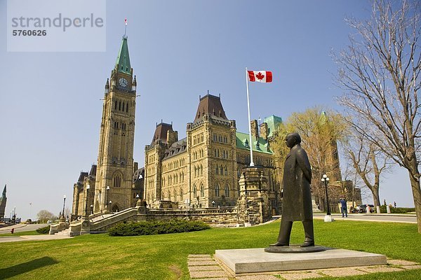 Statue von William Lyon Mackenzie King (1874 – 1950) auf dem Gelände des Parliament Hill Backdropped vom Centre Block Stadt Ottawa  Ontario  Kanada.