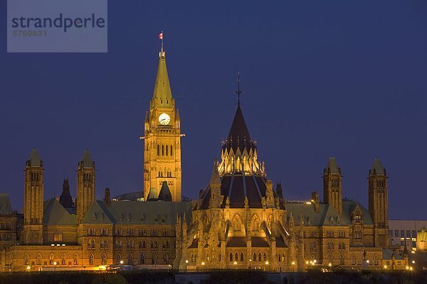 Ansicht des Parliament Hill gesehen von Nepean Point in der Dämmerung in der Stadt Ottawa  Ontario  Kanada